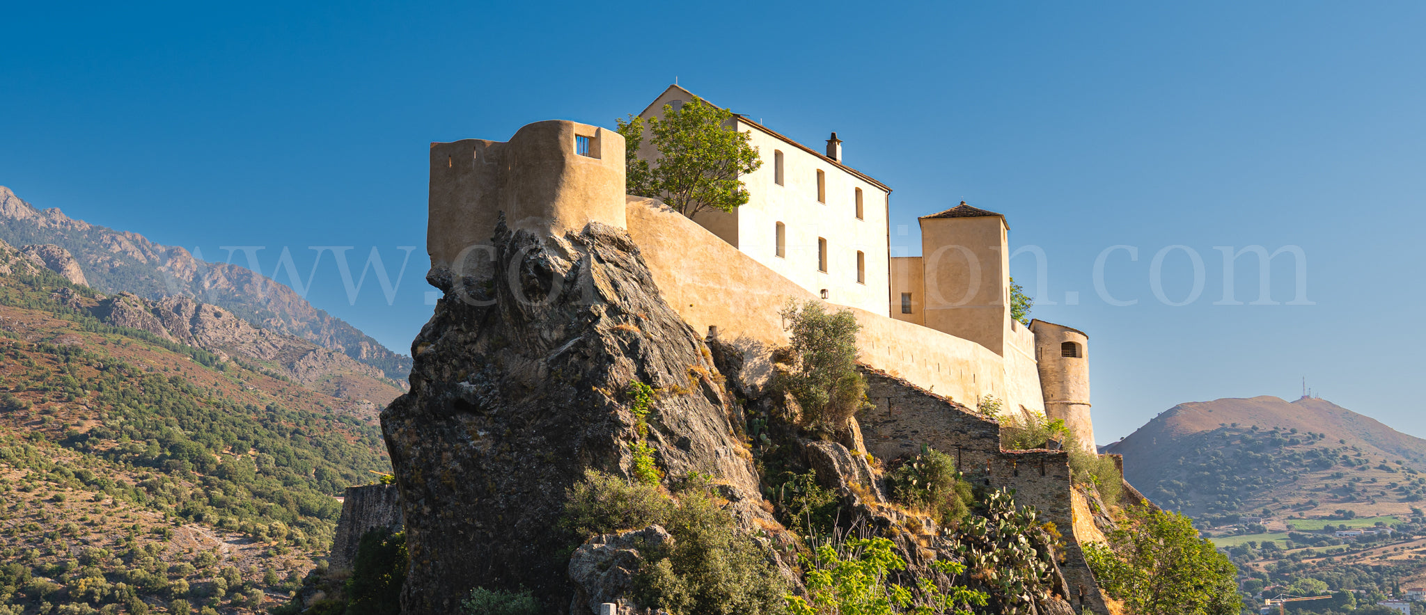 Corte, Cœur historique de la Corse : entre citadelle, lumière matinale et âme insulaire