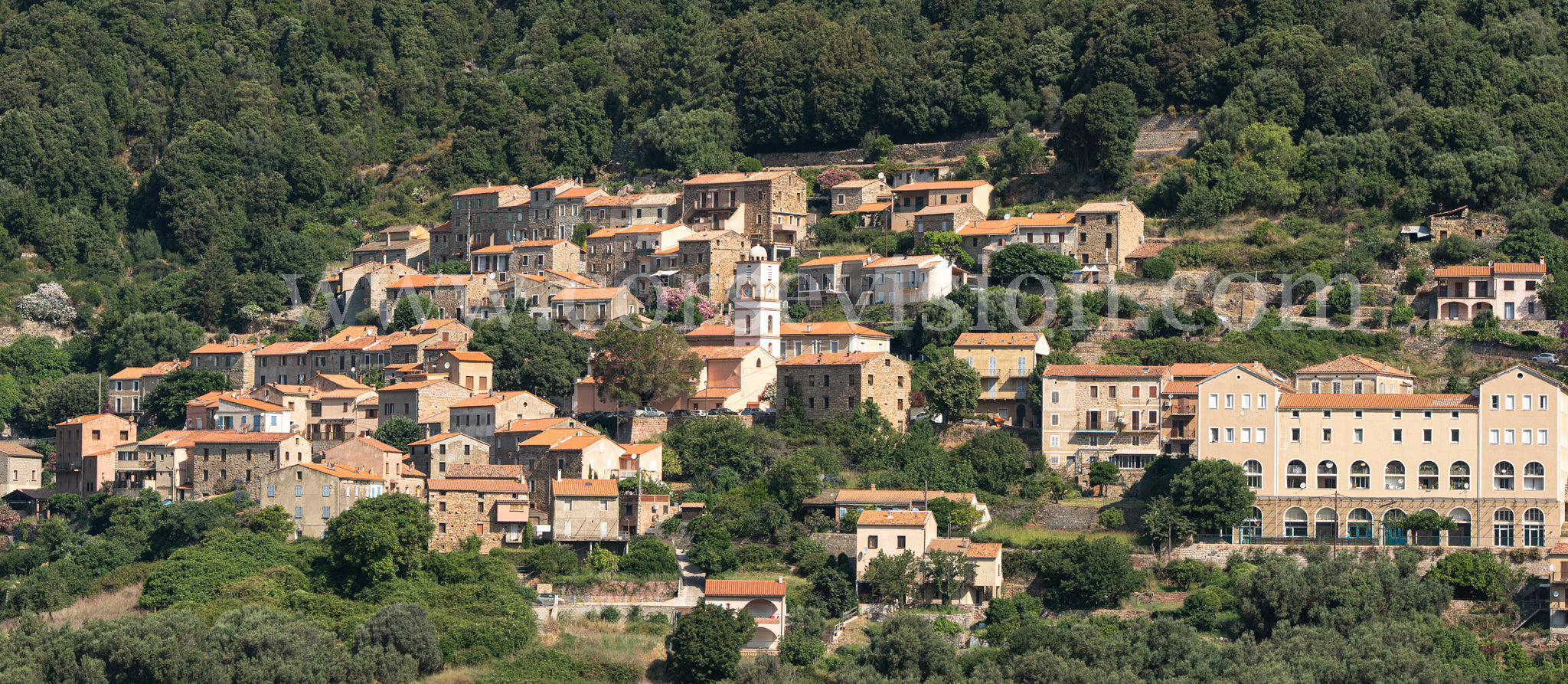 OTA, village accroché à la montagne : voyage au cœur de la Corse authentique
