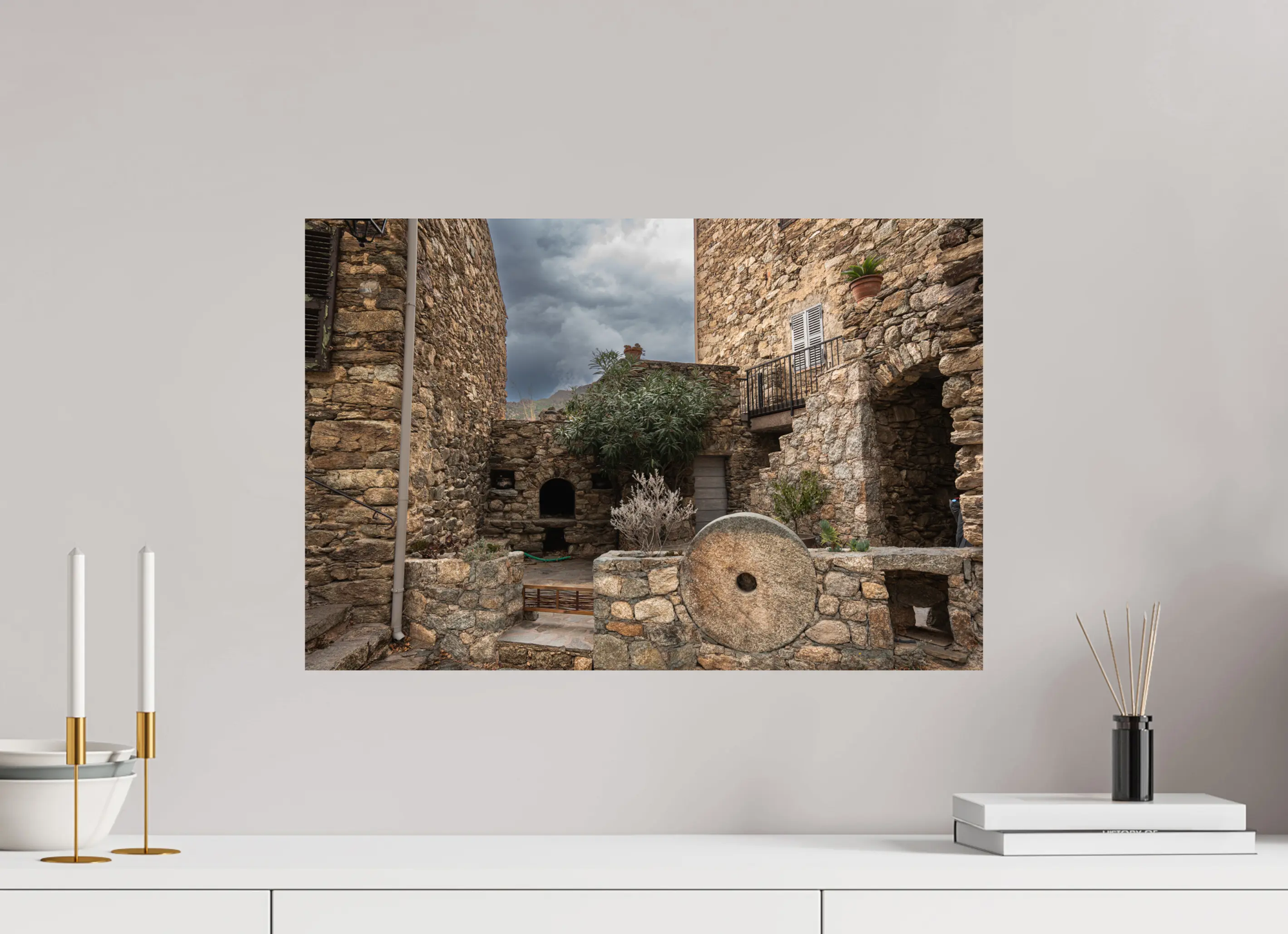 60 x 40 cm, Tirage photo sur Fuji Crystal DP Cour en pierre d’Urtaca – Photo d’art en Corse (Papier, plexi) Ref.109