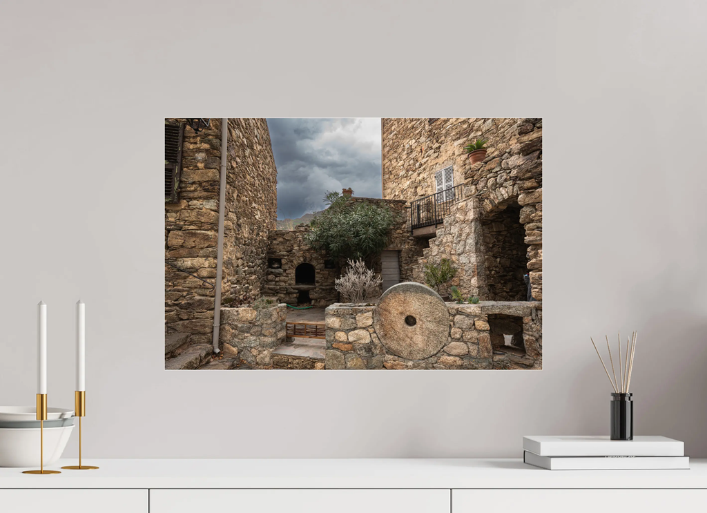 60 x 40 cm, Tirage Photo sur Plexi Cour en pierre d’Urtaca – Photo d’art en Corse (Papier, plexi) Ref.109