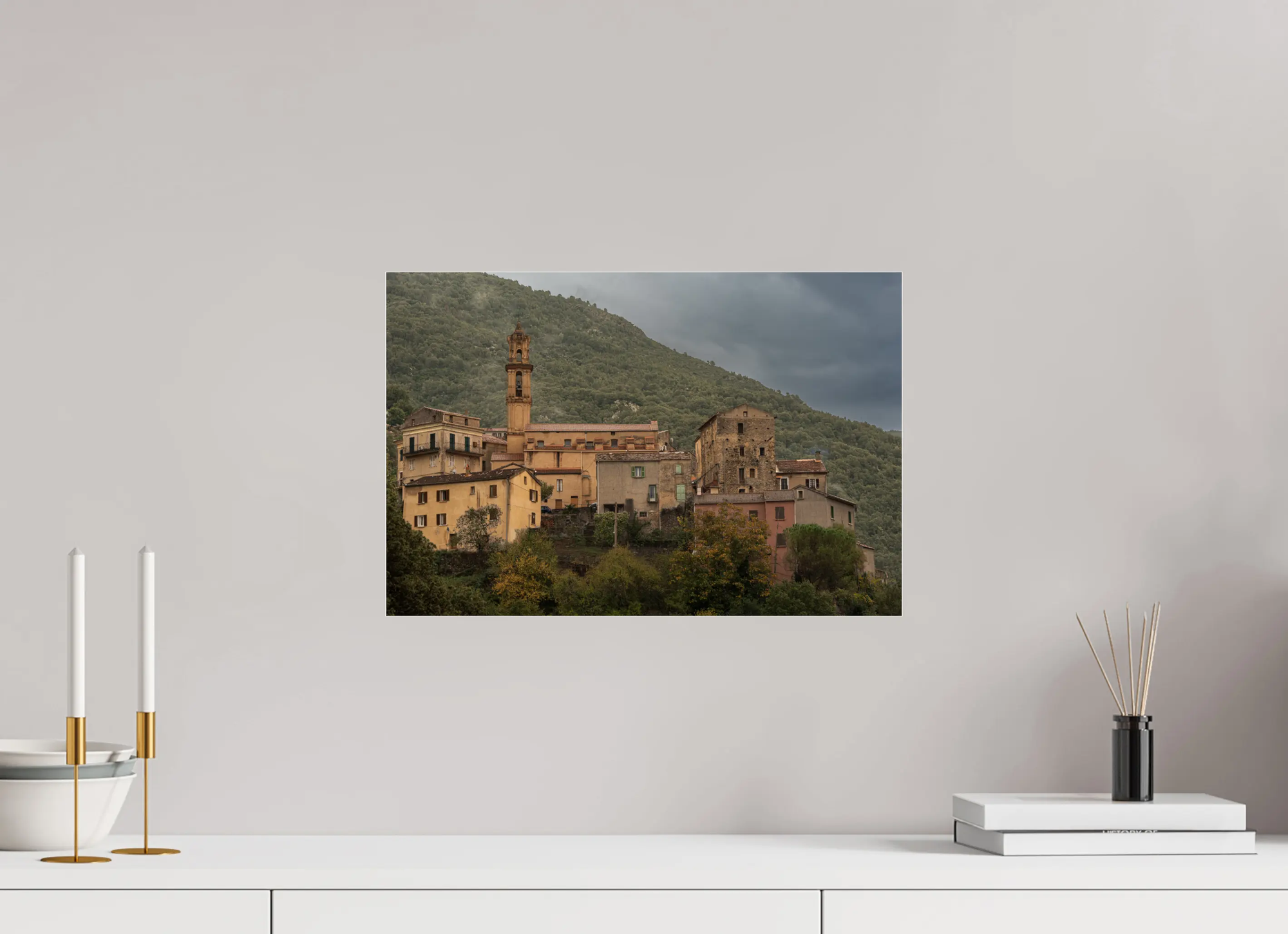 45 x 30 cm, Tirage Photo sur Plexi Omessa – photo d’art du village corse entre montagne et authenticité (papier, plexi) Ref.99