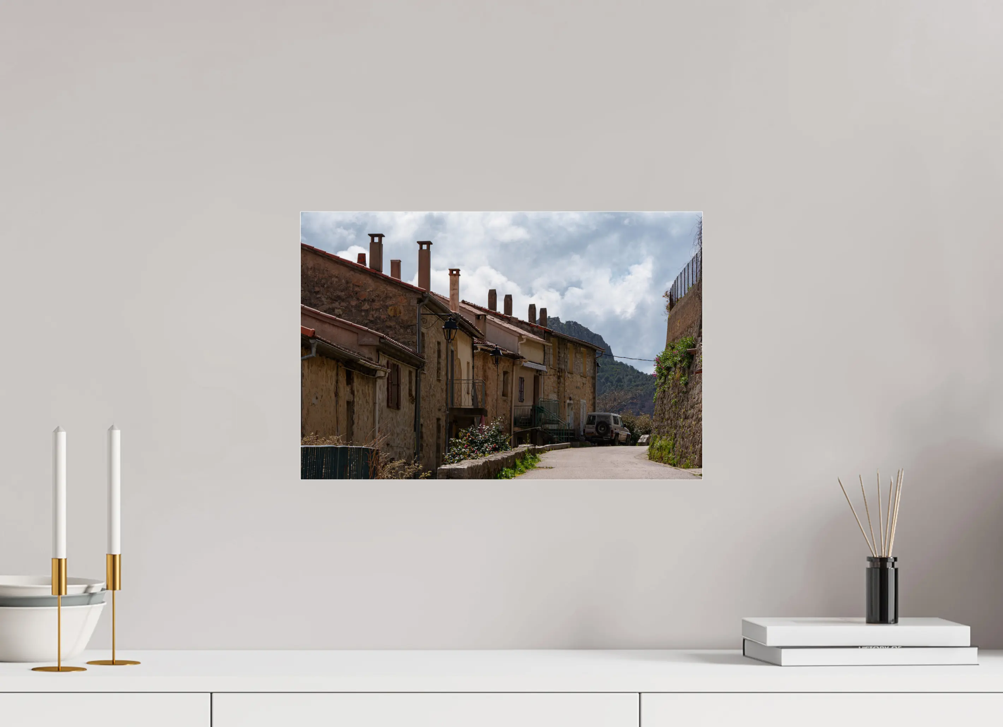 Photo d’Art de Tolla en Corse – Ruelle Typique et Montagne | Décoration Murale Authentique Ref.8 corsevision