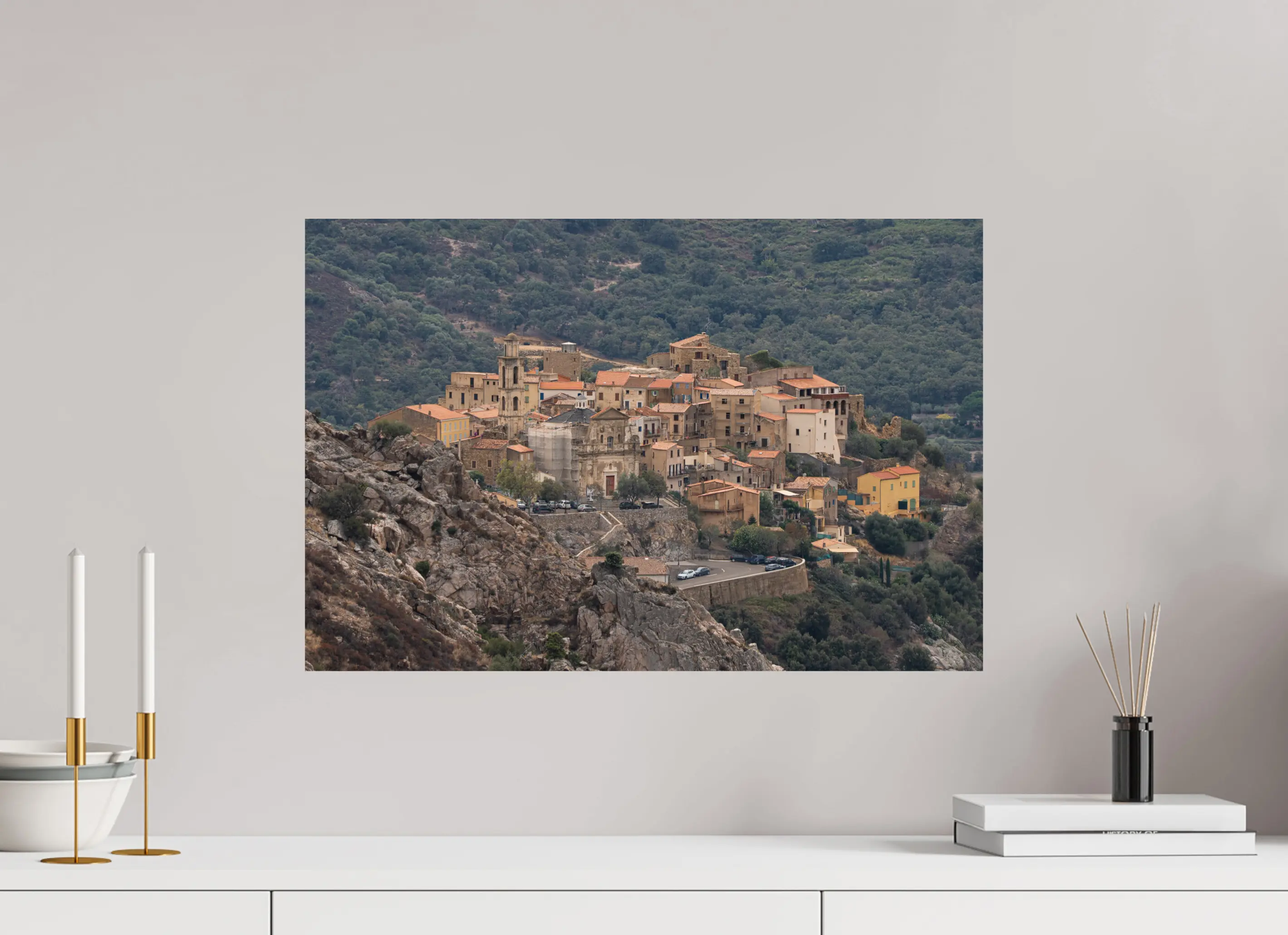 60 x 40 cm, Tirage photo sur Fuji Crystal DP Montemaggiore – photo d’art du village corse perché entre ciel et montagne (papier, plexi)