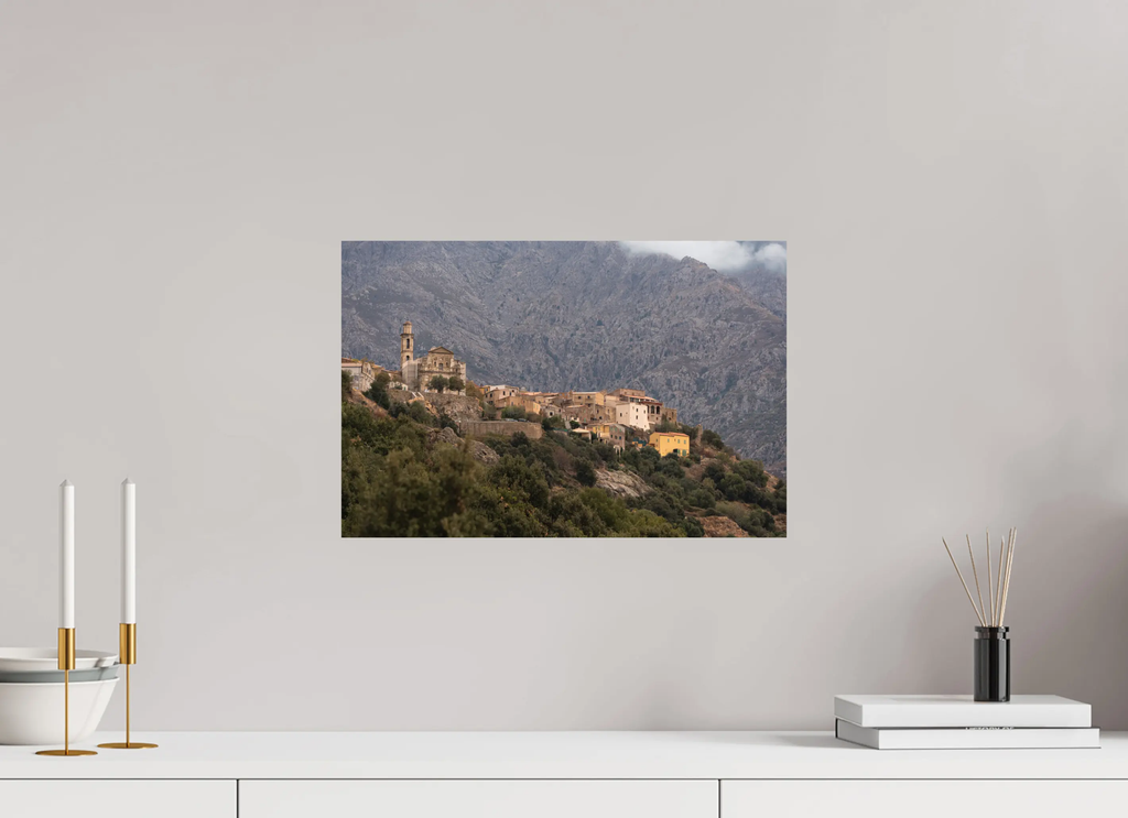 45 x 30 cm, Tirage photo sur Fuji Crystal DP Montemaggiore – photo d’art du village corse (papier, plexi) Ref.104