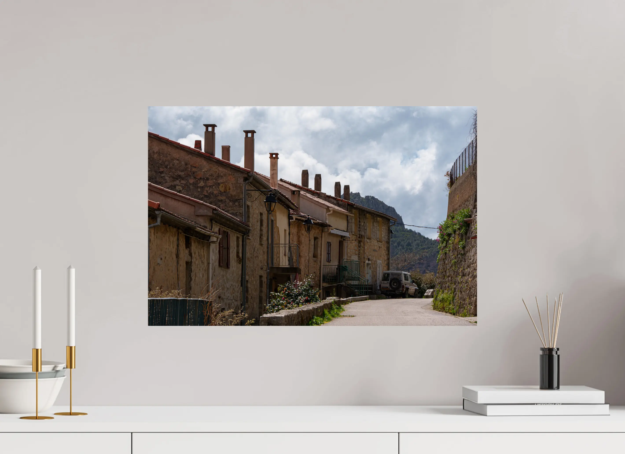 Photo d’Art de Tolla en Corse – Ruelle Typique et Montagne | Décoration Murale Authentique Ref.8 corsevision