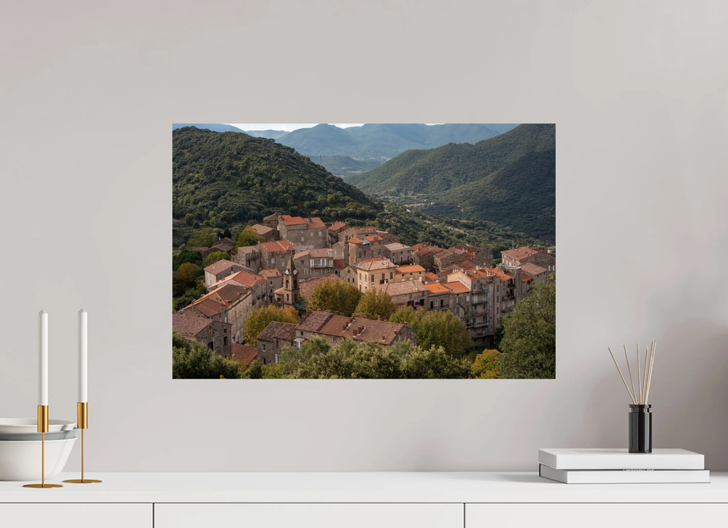 60 x 40 cm, Tirage photo sur Fuji Crystal DP Sainte-Lucie-de-Tallano – Photo d’art du village corse (papier, plexi) Ref. 113