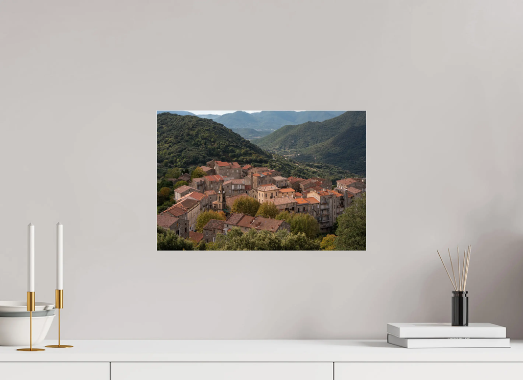 45 x 30 cm, Tirage Photo sur Plexi Sainte-Lucie-de-Tallano – Photo d’art du village corse (papier, plexi) Ref. 113