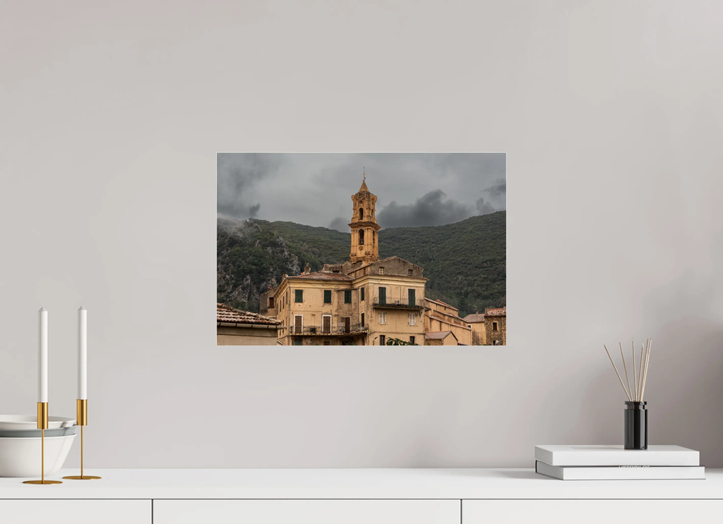 45 x 30 cm, Tirage Photo sur Plexi Omessa – photo d’art du village corse et de son clocher emblématique (papier, plexi) Ref.100