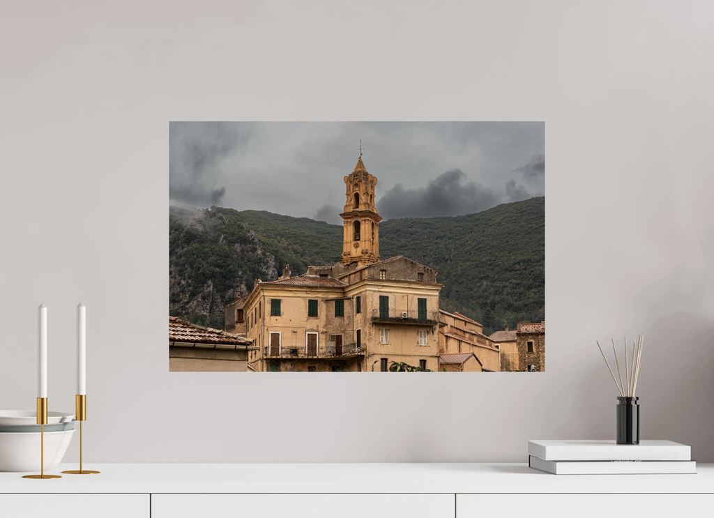 60 x 40 cm, Tirage photo sur Fuji Crystal DP Omessa – photo d’art du village corse et de son clocher emblématique (papier, plexi) Ref.100