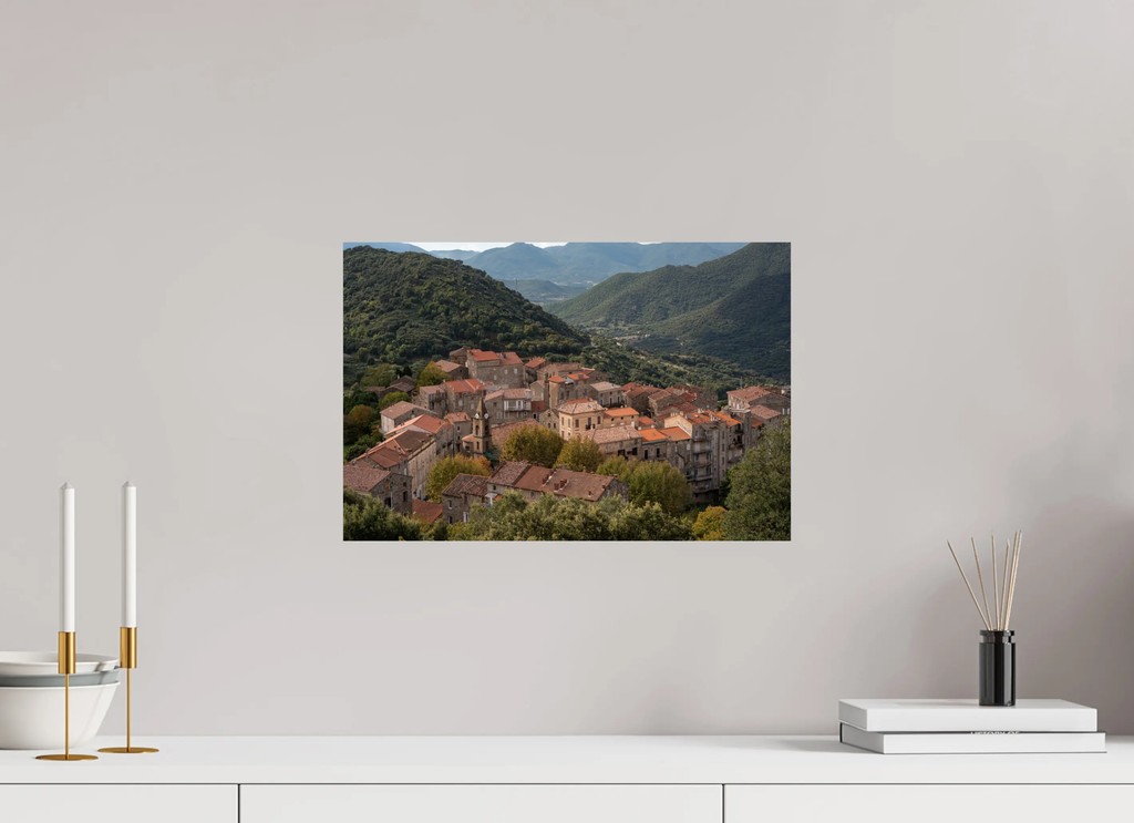 45 x 30 cm, Tirage photo sur Fuji Crystal DP Sainte-Lucie-de-Tallano – Photo d’art du village corse (papier, plexi) Ref. 113