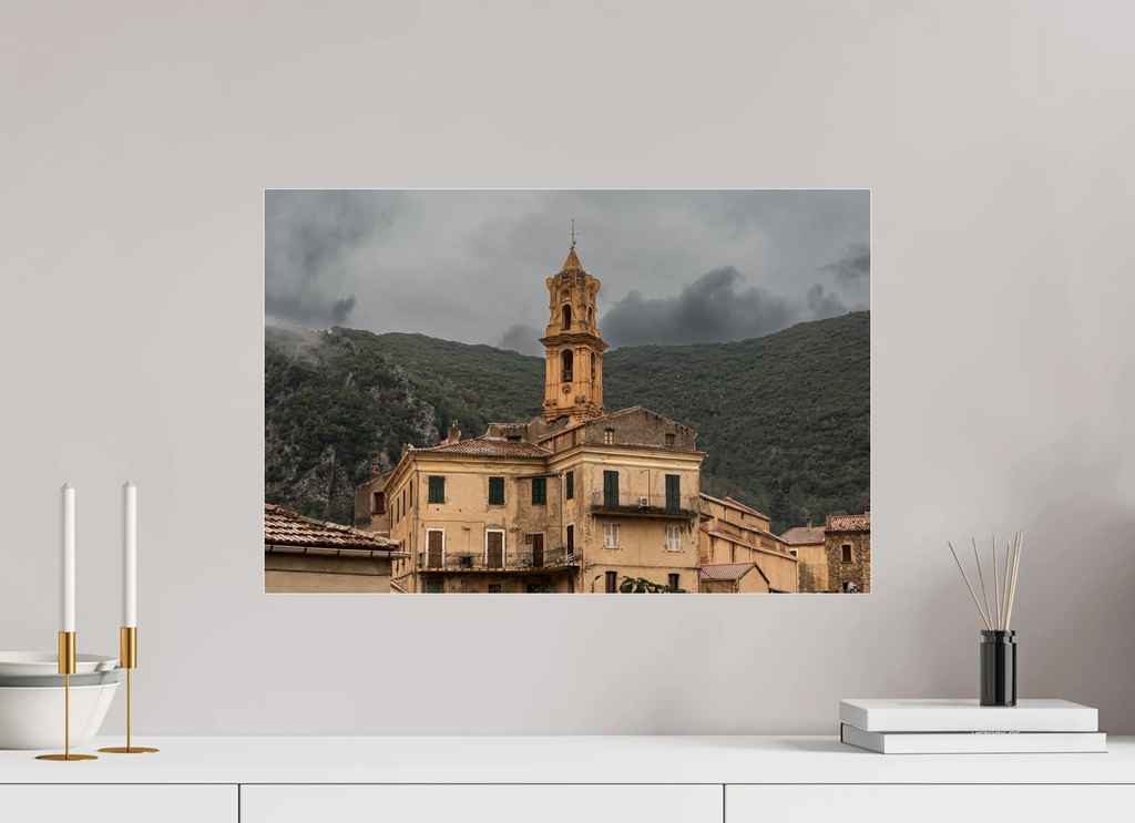 60 x 40 cm, Tirage Photo sur Plexi Omessa – photo d’art du village corse et de son clocher emblématique (papier, plexi) Ref.100
