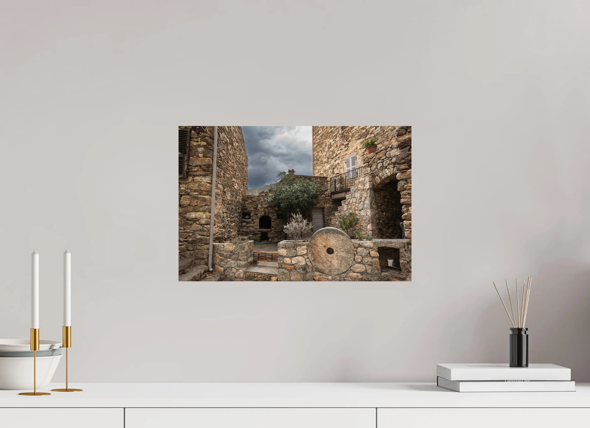 45 x 30 cm, Tirage photo sur Fuji Crystal DP Cour en pierre d’Urtaca – Photo d’art en Corse (Papier, plexi) Ref.109