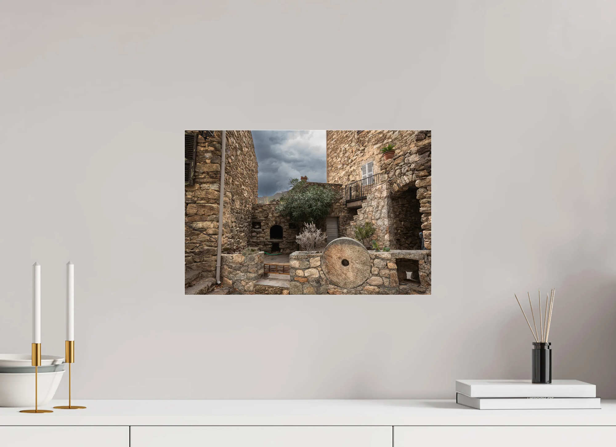 45 x 30 cm, Tirage Photo sur Plexi Cour en pierre d’Urtaca – Photo d’art en Corse (Papier, plexi) Ref.109