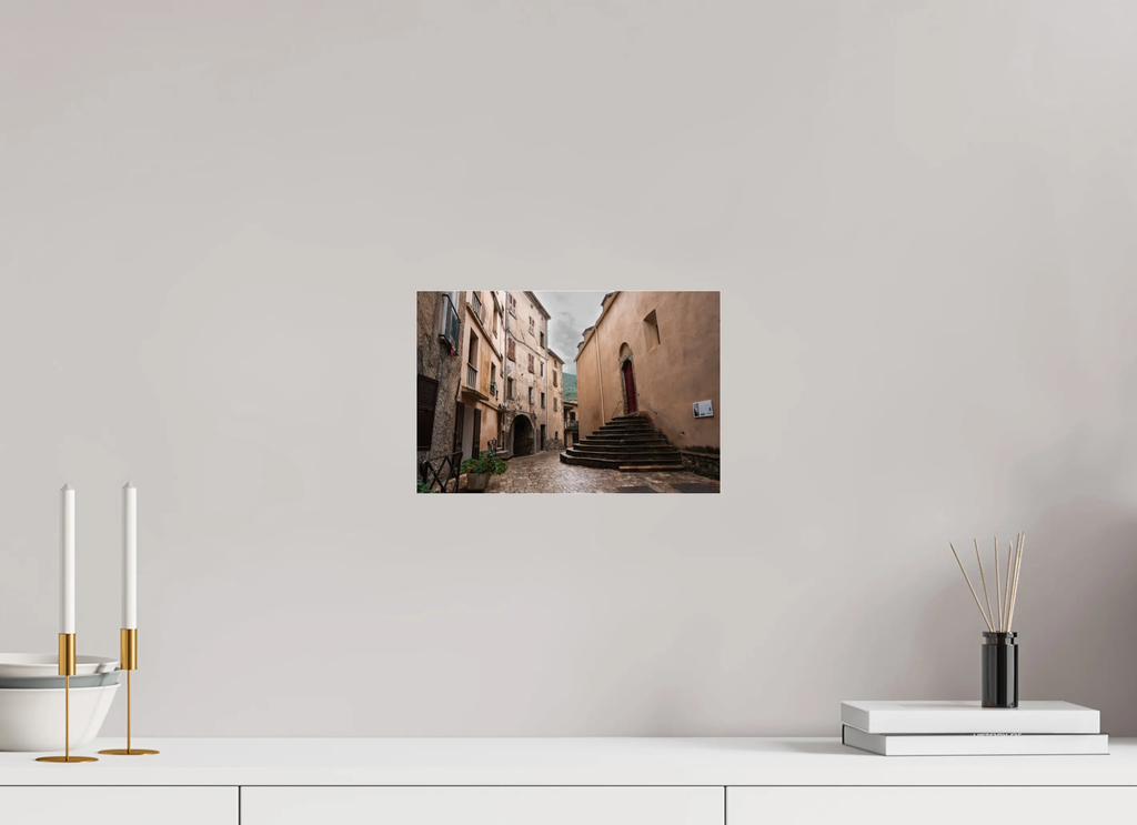 30 x 20 cm, Tirage Photo sur Plexi Omessa – photo d’art d’une rue typique du village corse (papier, plexi) Ref.101