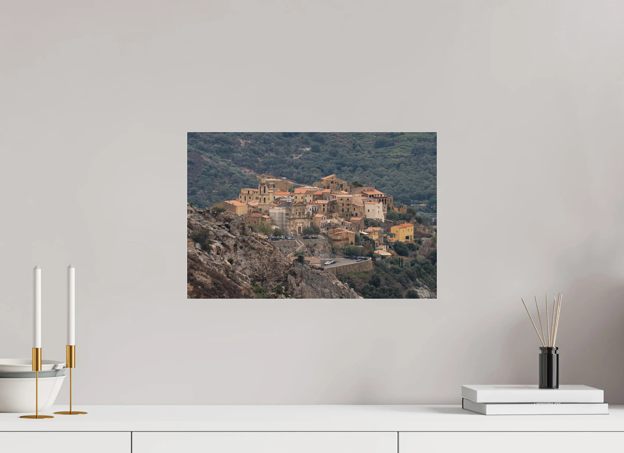 45 x 30 cm, Tirage Photo sur Plexi Montemaggiore – photo d’art du village corse perché entre ciel et montagne (papier, plexi)