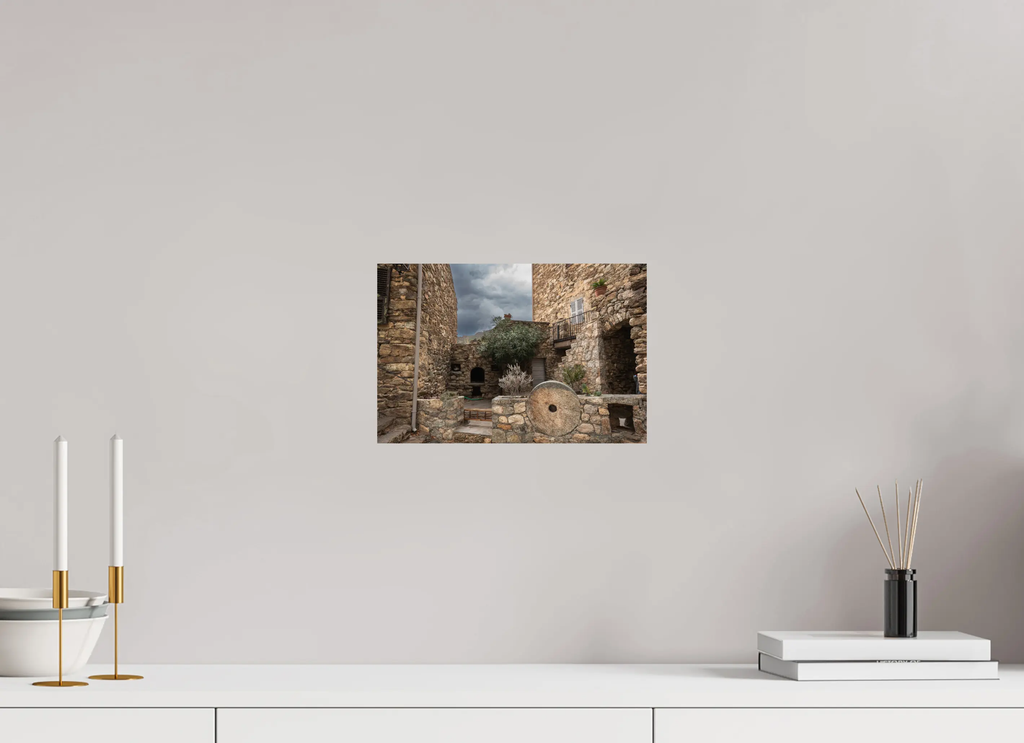 30 x 20 cm, Tirage photo sur Fuji Crystal DP Cour en pierre d’Urtaca – Photo d’art en Corse (Papier, plexi) Ref.109