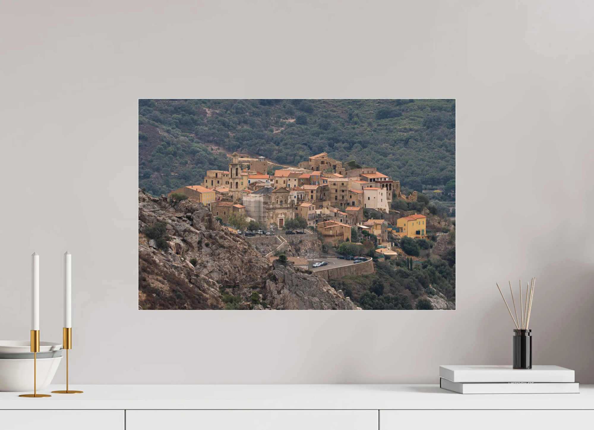 60 x 40 cm, Tirage Photo sur Plexi Montemaggiore – photo d’art du village corse perché entre ciel et montagne (papier, plexi)