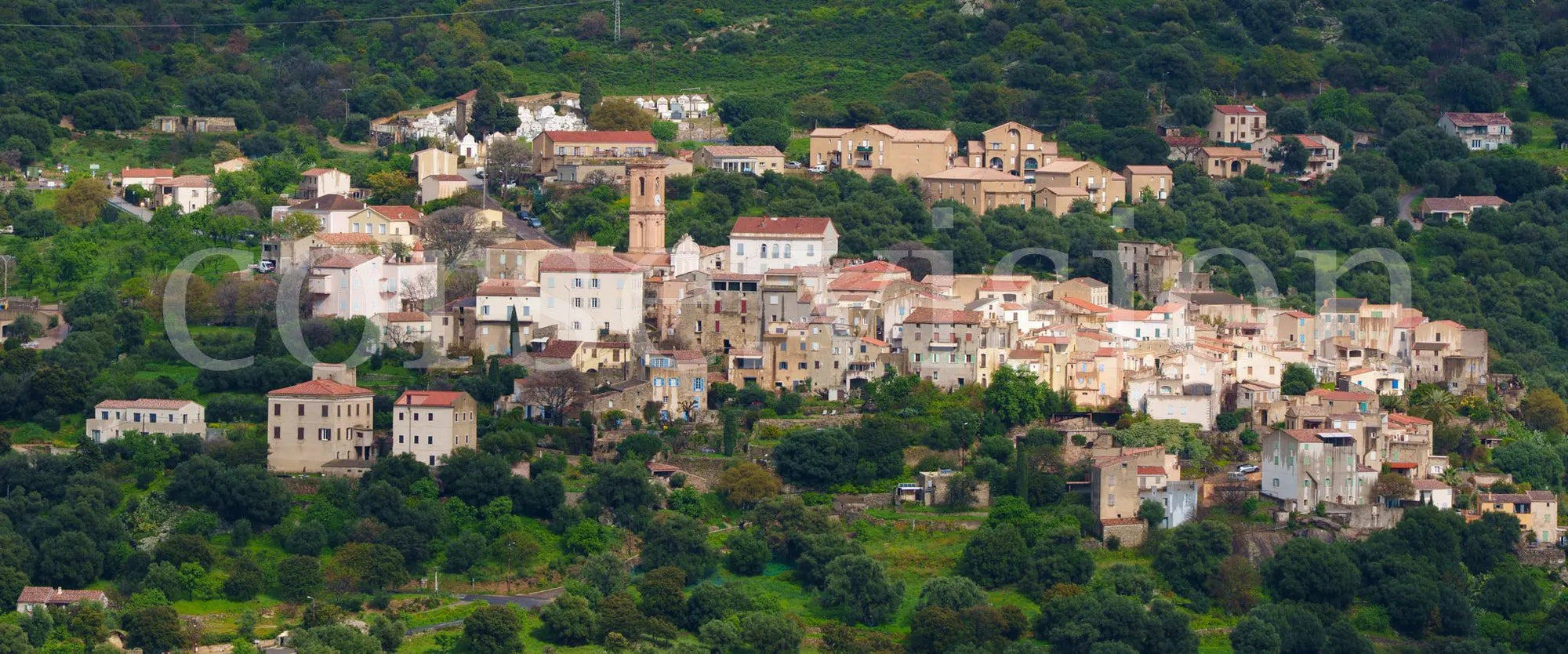 Photo d’Art du Village d’Aregno en Corse – Clocher et Maisons en HD | Décoration Murale Méditerranéenne Ref.34 corsevision