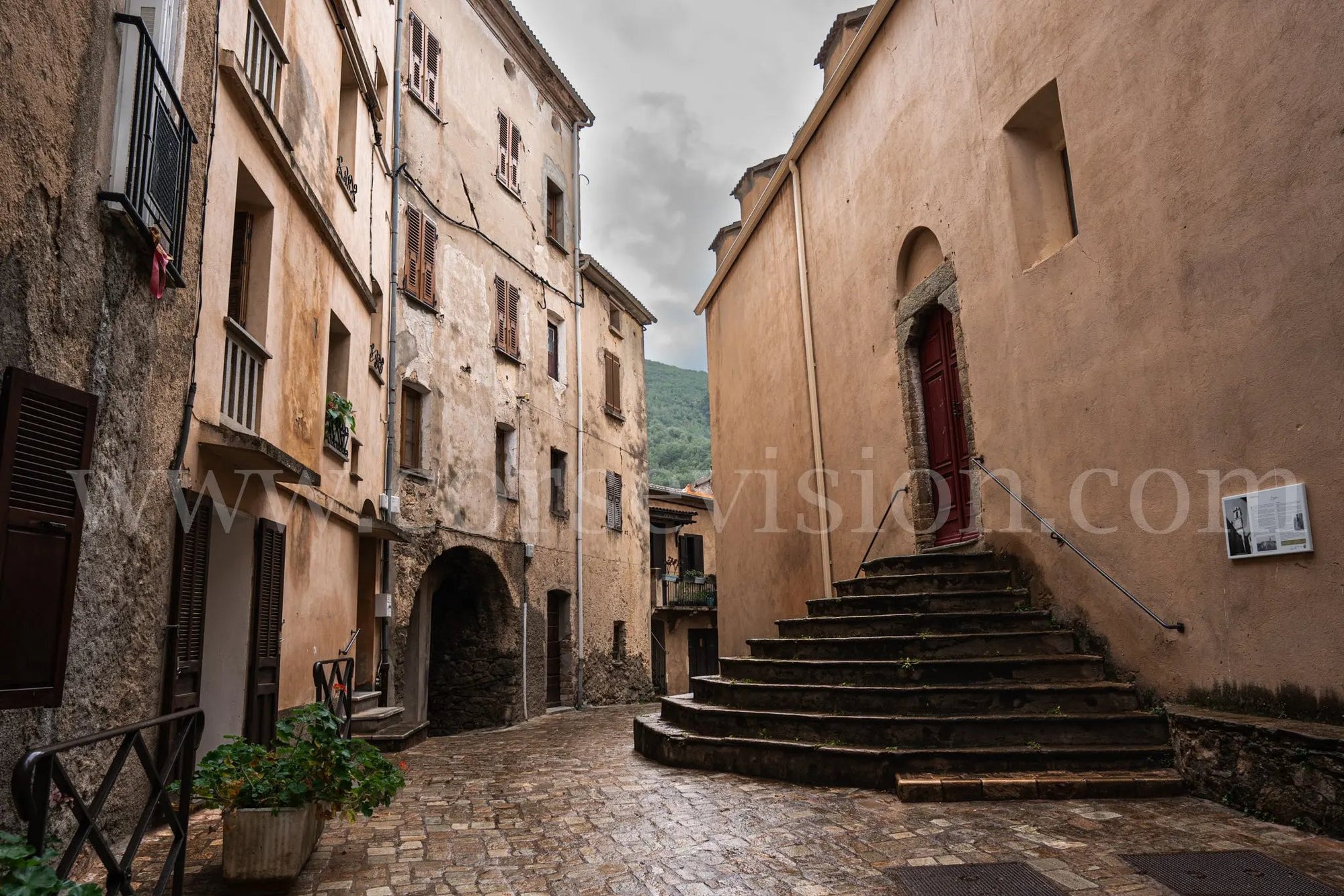 Omessa – photo d’art d’une rue typique du village corse (papier, plexi) Ref.101 corsevision