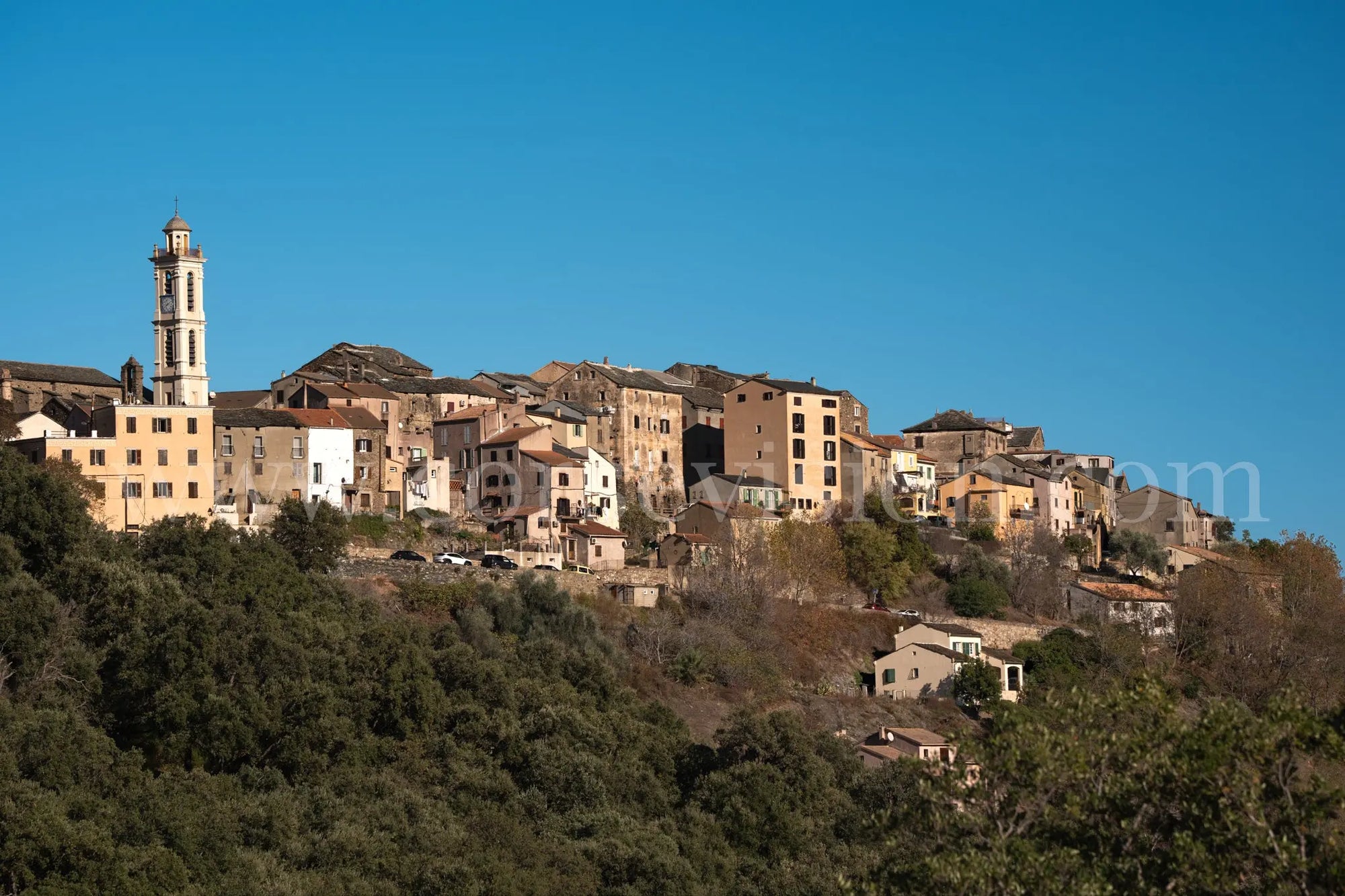 Borgo, joyau perché de Haute-Corse – Photo d’art lumineuse et authentique Ref.119 corsevision