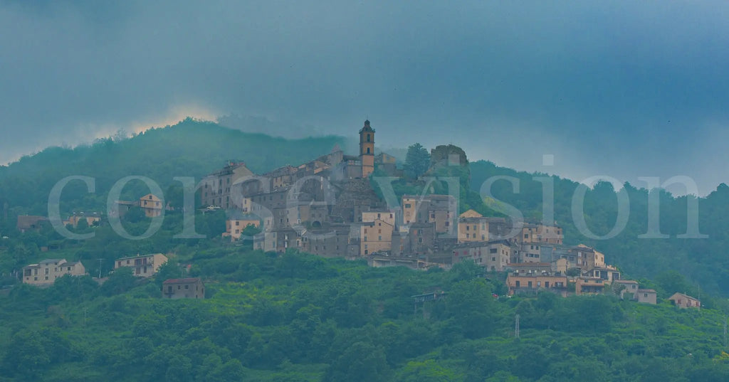 Loretto-di-Casinca dans la brume – Photo d’art (papier, plexiglas) Ref.38 corsevision