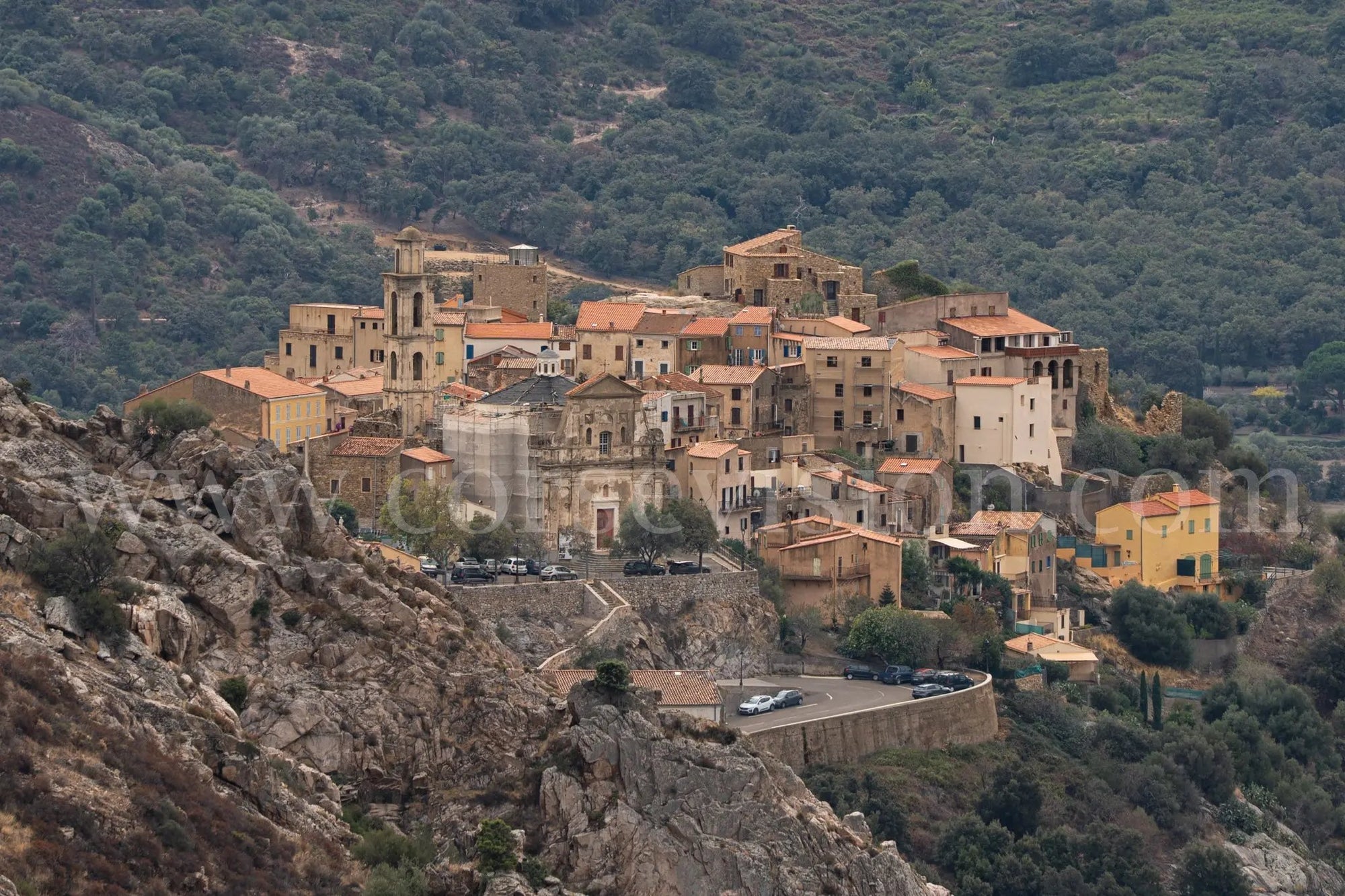 Montemaggiore – photo d’art du village corse perché entre ciel et montagne (papier, plexi) Ref.102 corsevision