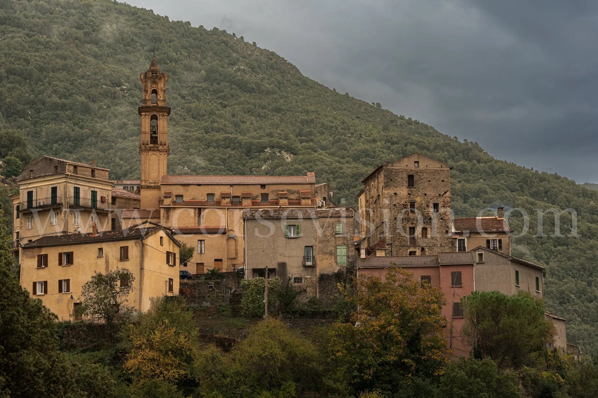 Omessa – photo d’art du village corse entre montagne et authenticité (papier, plexi) Ref.99 corsevision