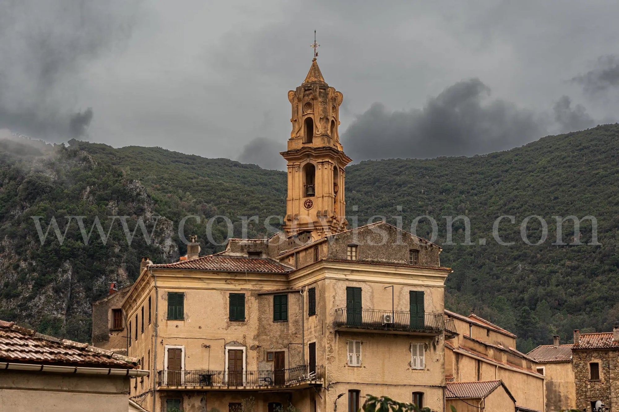 Omessa – photo d’art du village corse et de son clocher emblématique (papier, plexi) Ref.100 corsevision