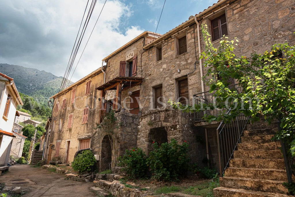 Photo d’art rue du village de Rosazia en Corse – Tirage papier & plexiglas Ref.91 corsevision