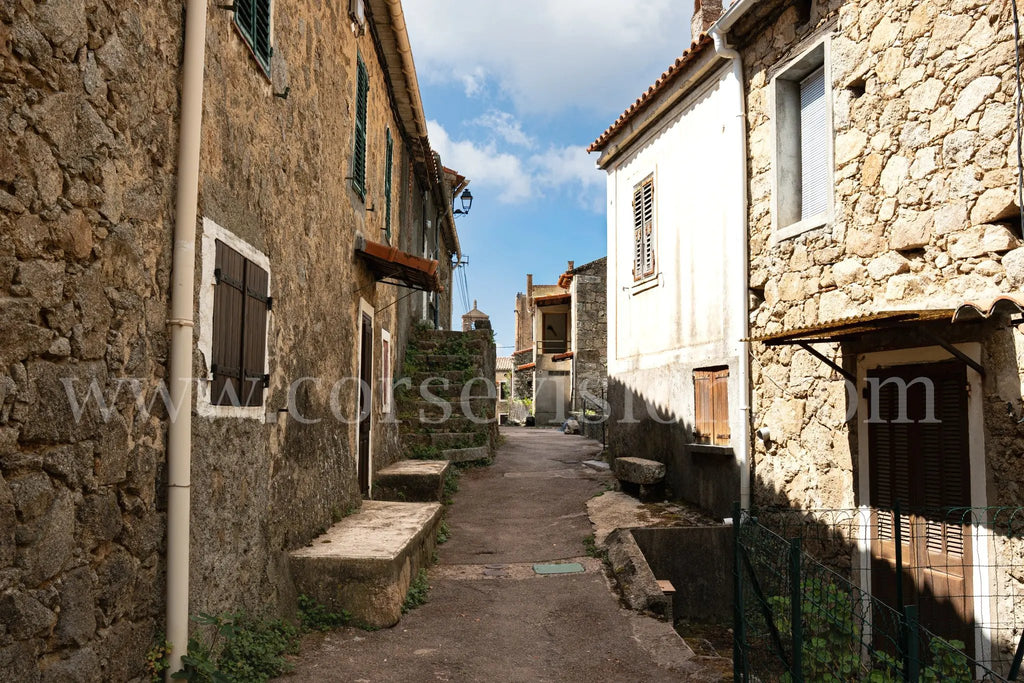 Photo d’art rue du village corse de Rosazia – Tirage papier & plexiglas Ref.92 corsevision