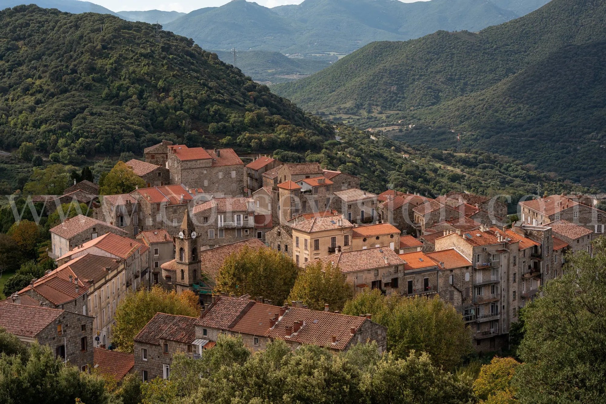 Sainte-Lucie-de-Tallano – Photo d’art du village corse (papier, plexi) Ref. 113 corsevision