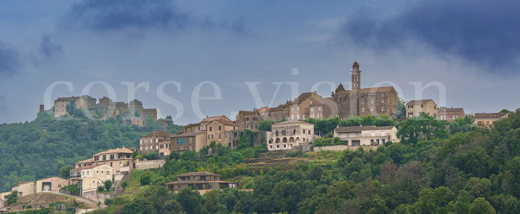 Photo d’Art de Sorbo-Ocagnano en Corse – Village Perché et Clocher en HD | Décoration Murale Authentique Ref.33 corsevision