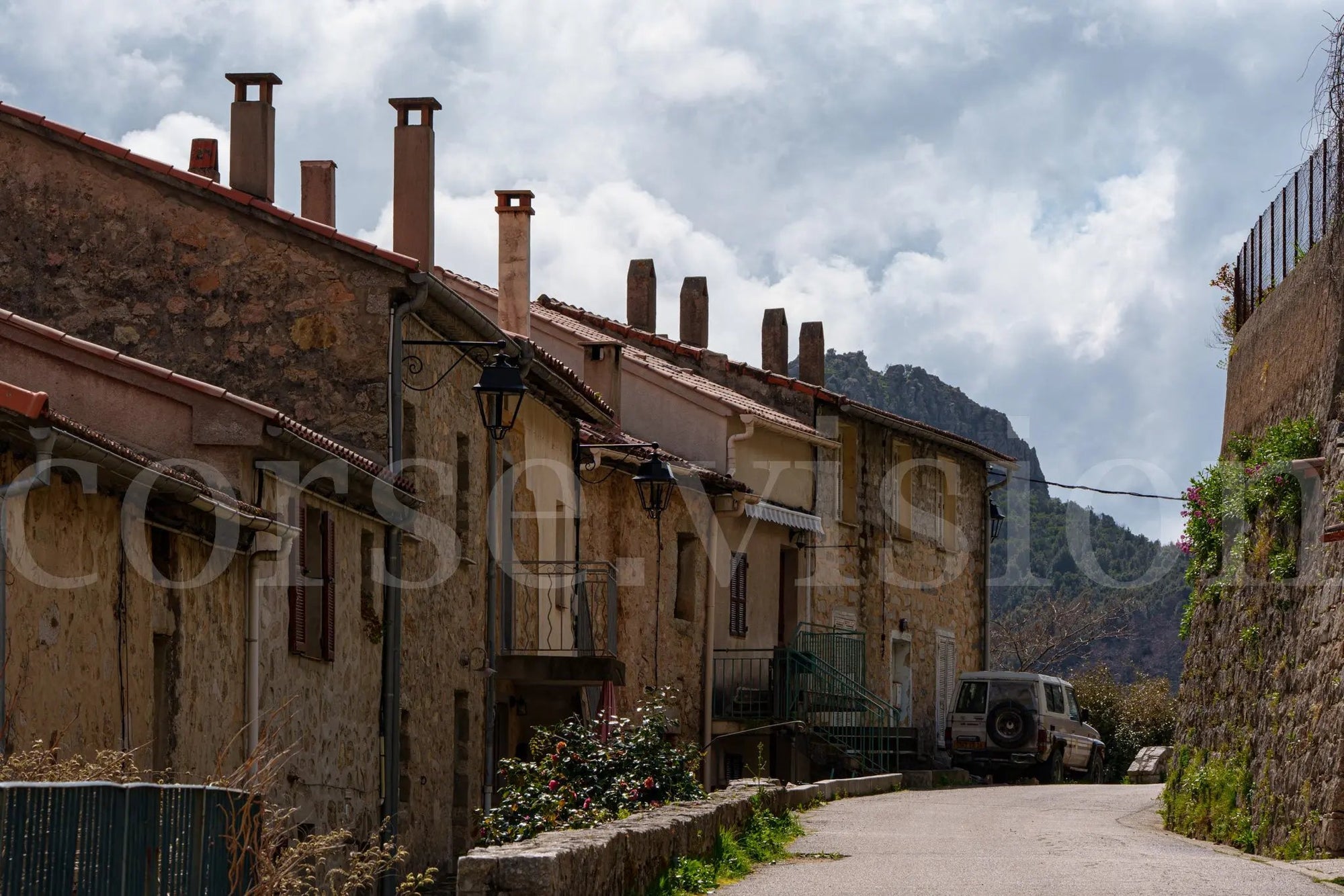 Photo d’Art de Tolla en Corse – Ruelle Typique et Montagne | Décoration Murale Authentique Ref.8 corsevision
