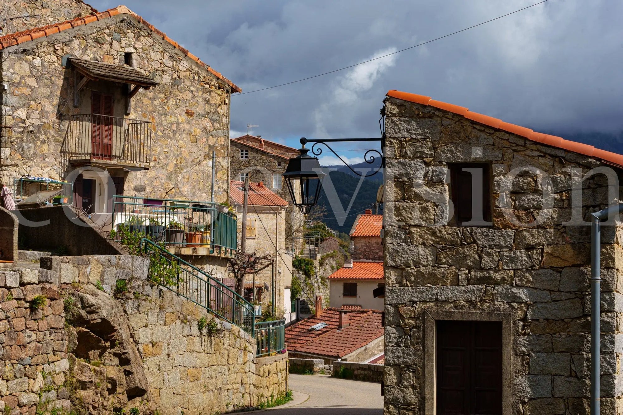 Tolla, village corse authentique – Photo d’art de rue en tirage papier ou plexiglas Ref.39 corsevision