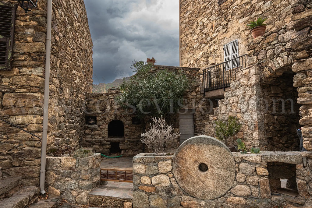 Cour en pierre d’Urtaca – Photo d’art en Corse (Papier, plexi) Ref.109 corsevision