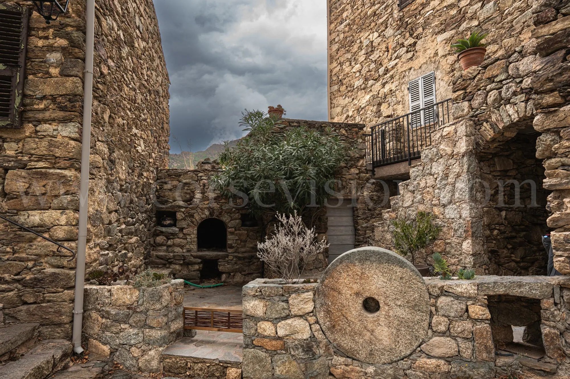 Cour en pierre d’Urtaca – Photo d’art en Corse (Papier, plexi) Ref.109 corsevision