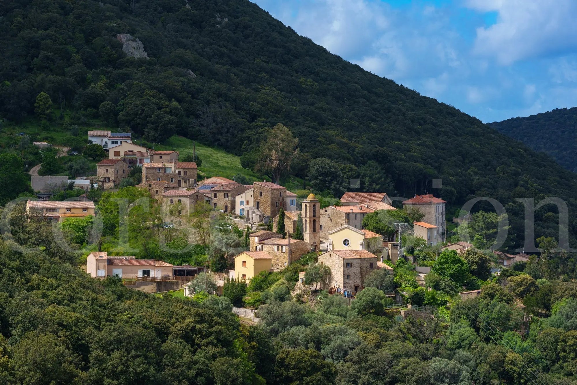 Photo d’Art de Villanova en Corse – Village de Montagne et Clocher en HD | Décoration Murale Authentique Ref.21 corsevision