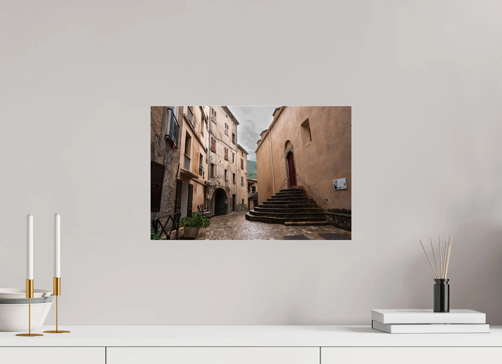 45 x 30 cm, Tirage Photo sur Plexi Omessa – photo d’art d’une rue typique du village corse (papier, plexi) Ref.101