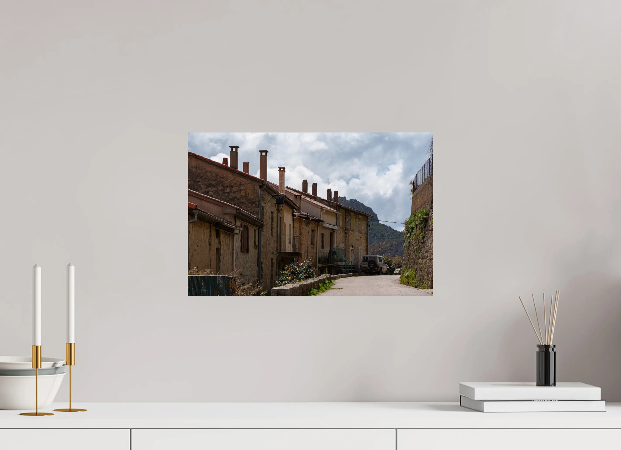 Photo d’Art de Tolla en Corse – Ruelle Typique et Montagne | Décoration Murale Authentique Ref.8 corsevision