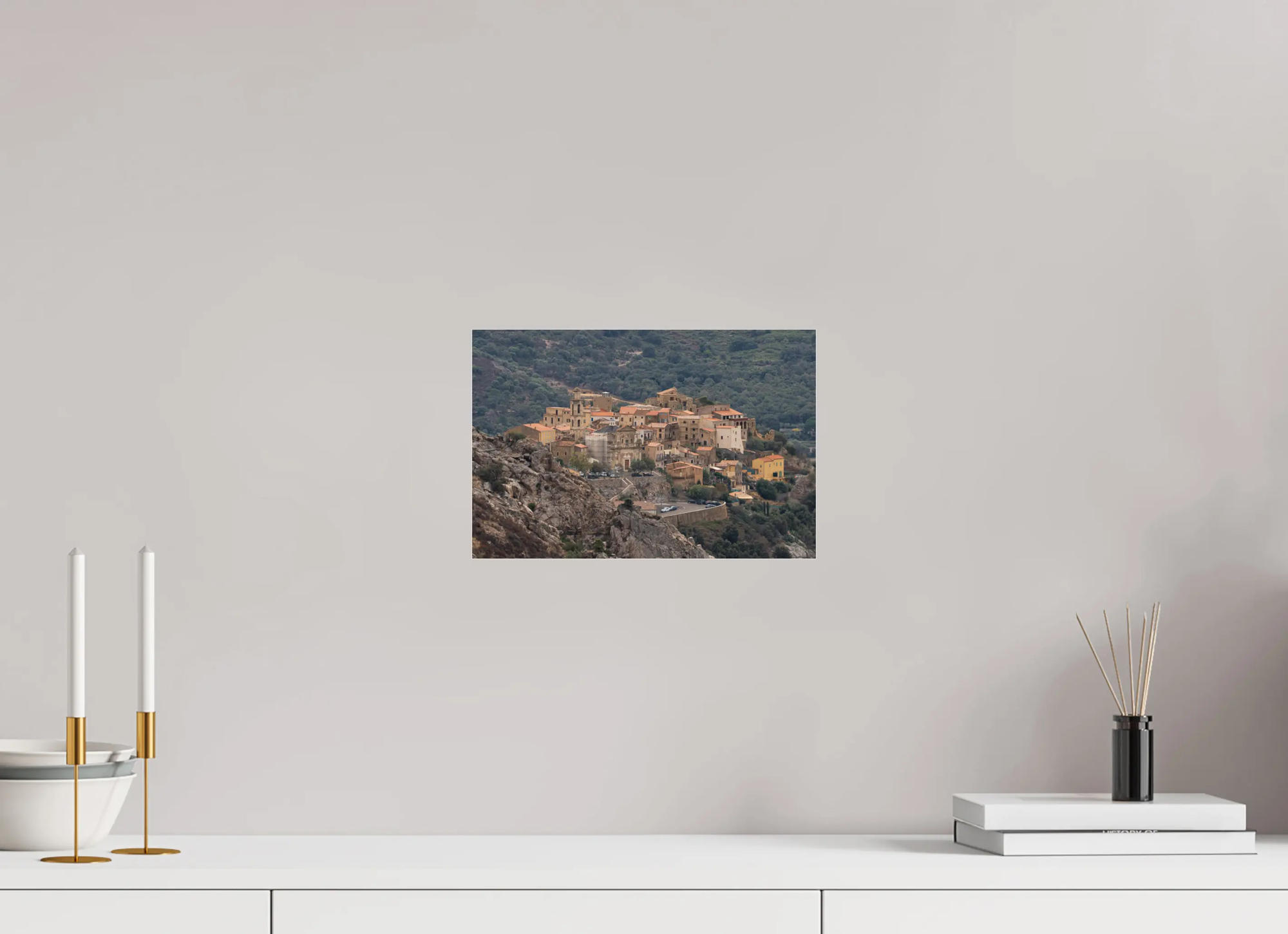 30 x 20 cm, Tirage Photo sur Plexi Montemaggiore – photo d’art du village corse perché entre ciel et montagne (papier, plexi)