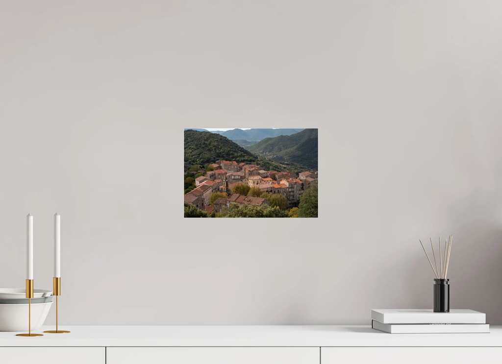 30 x 20 cm, Tirage Photo sur Plexi Sainte-Lucie-de-Tallano – Photo d’art du village corse (papier, plexi) Ref. 113