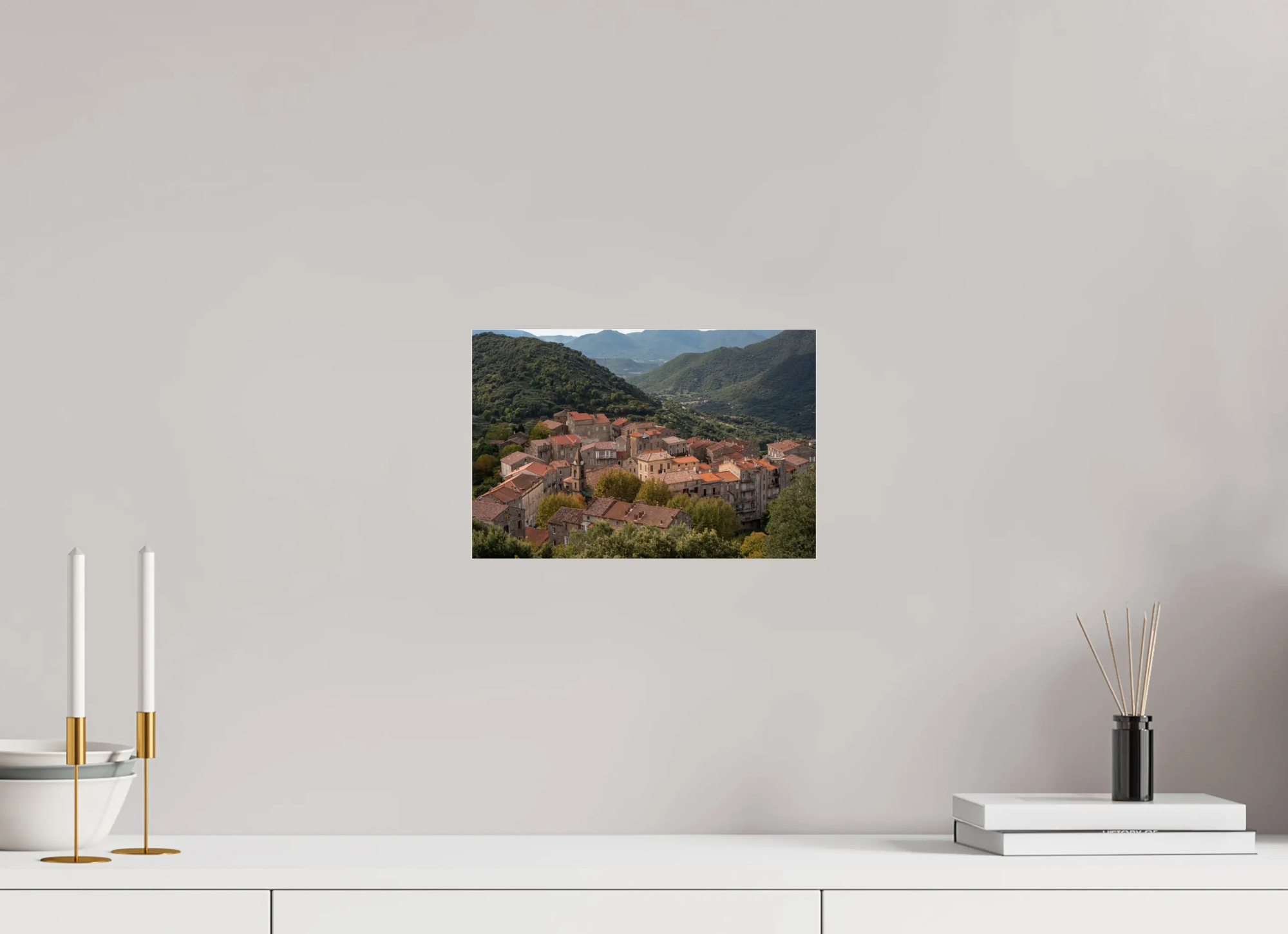 30 x 20 cm, Tirage Photo sur Plexi Sainte-Lucie-de-Tallano – Photo d’art du village corse (papier, plexi) Ref. 113