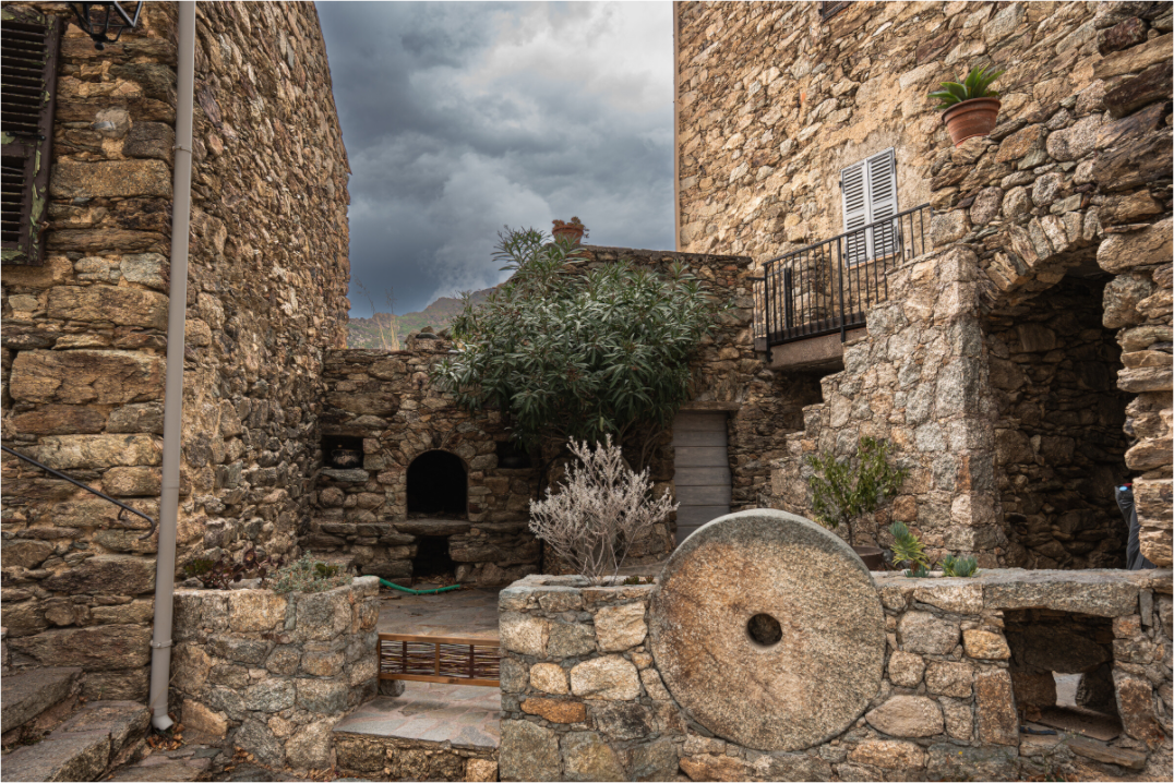 Main image Cour en pierre d’Urtaca – Photo d’art en Corse (Papier, plexi) Ref.109