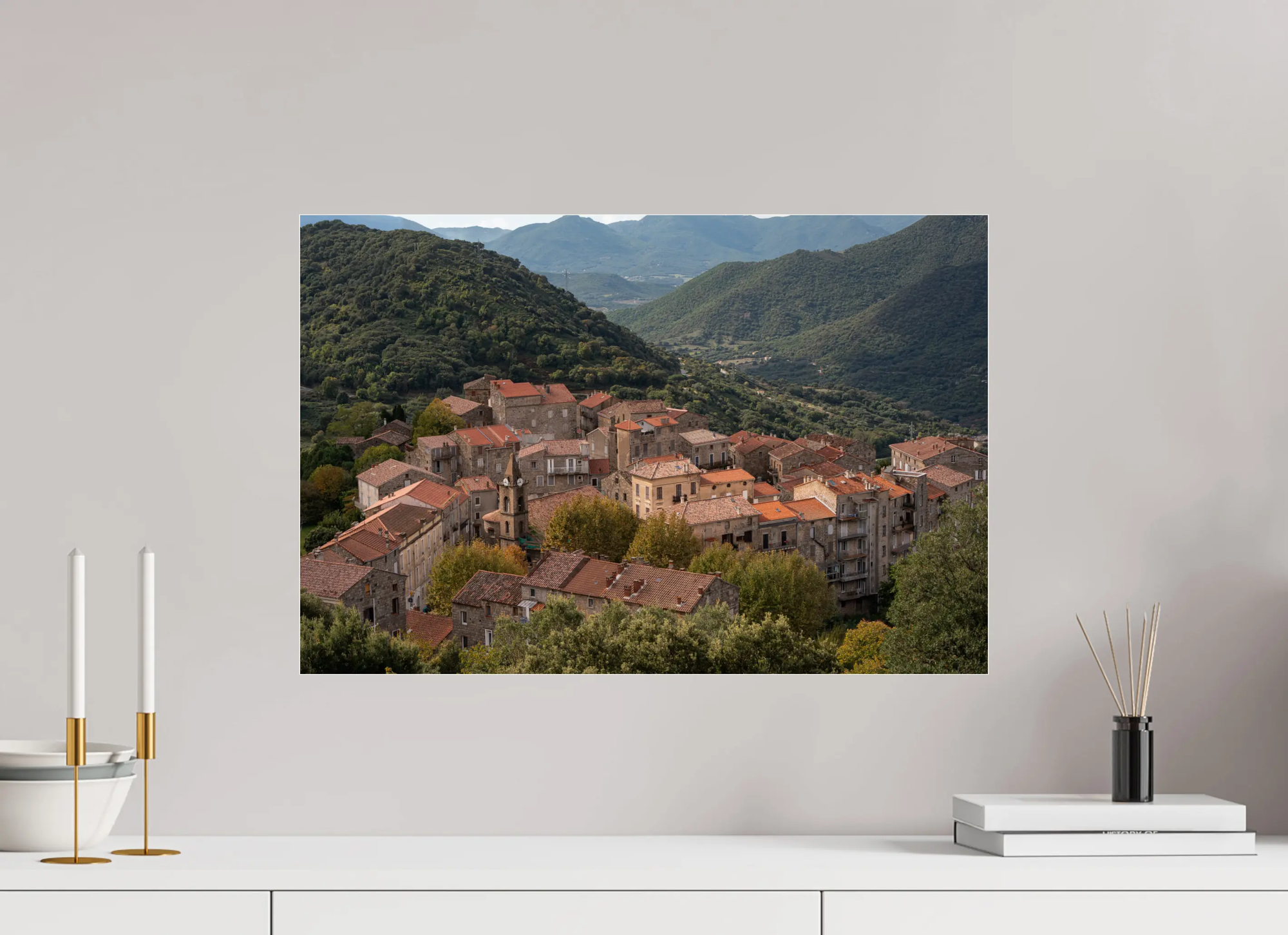 60 x 40 cm, Tirage Photo sur Plexi Sainte-Lucie-de-Tallano – Photo d’art du village corse (papier, plexi) Ref. 113