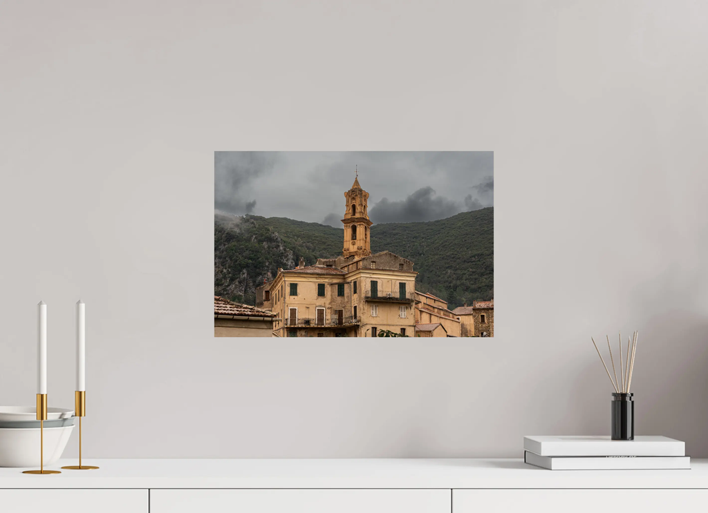45 x 30 cm, Tirage photo sur Fuji Crystal DP Omessa – photo d’art du village corse et de son clocher emblématique (papier, plexi) Ref.100