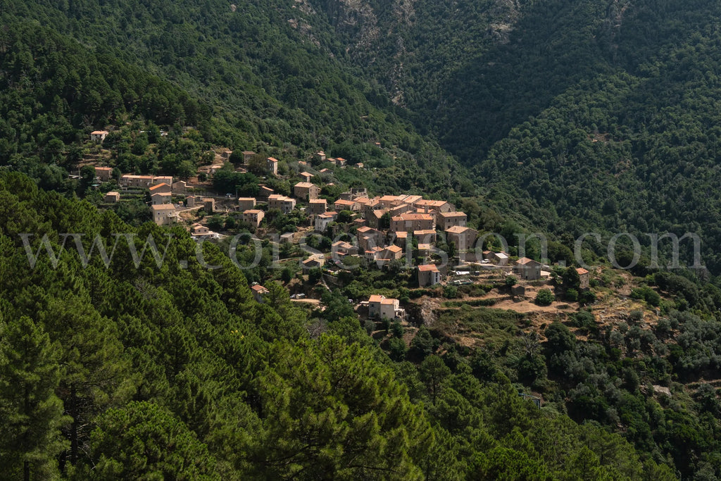 Photo d’art du village de Rosazia en Corse – Tirage papier & plexiglas Re.90 corsevision