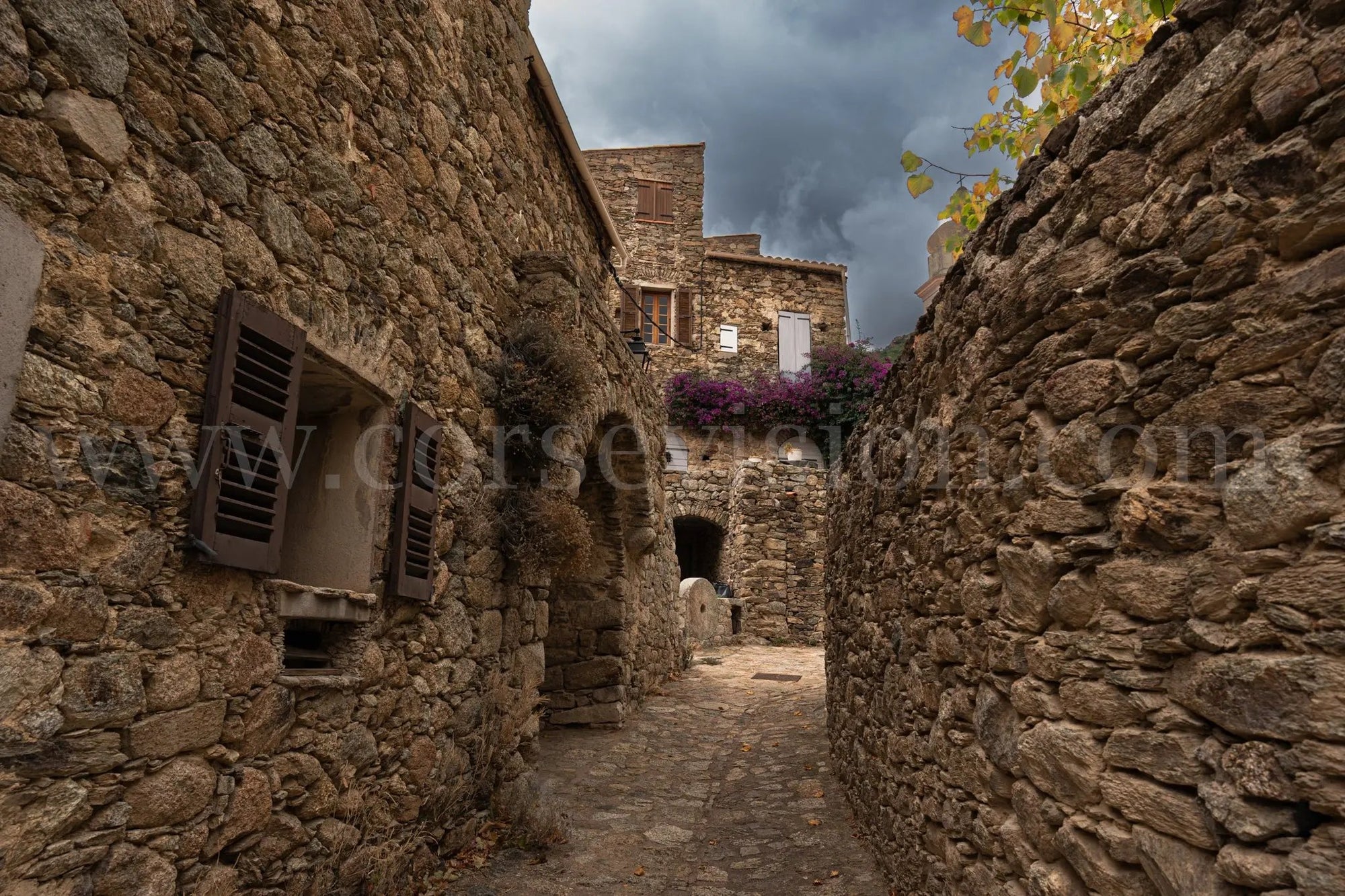 Ruelle d’Urtaca – Photo d’art en Corse (Papier, plexi) Ref.107 corsevision