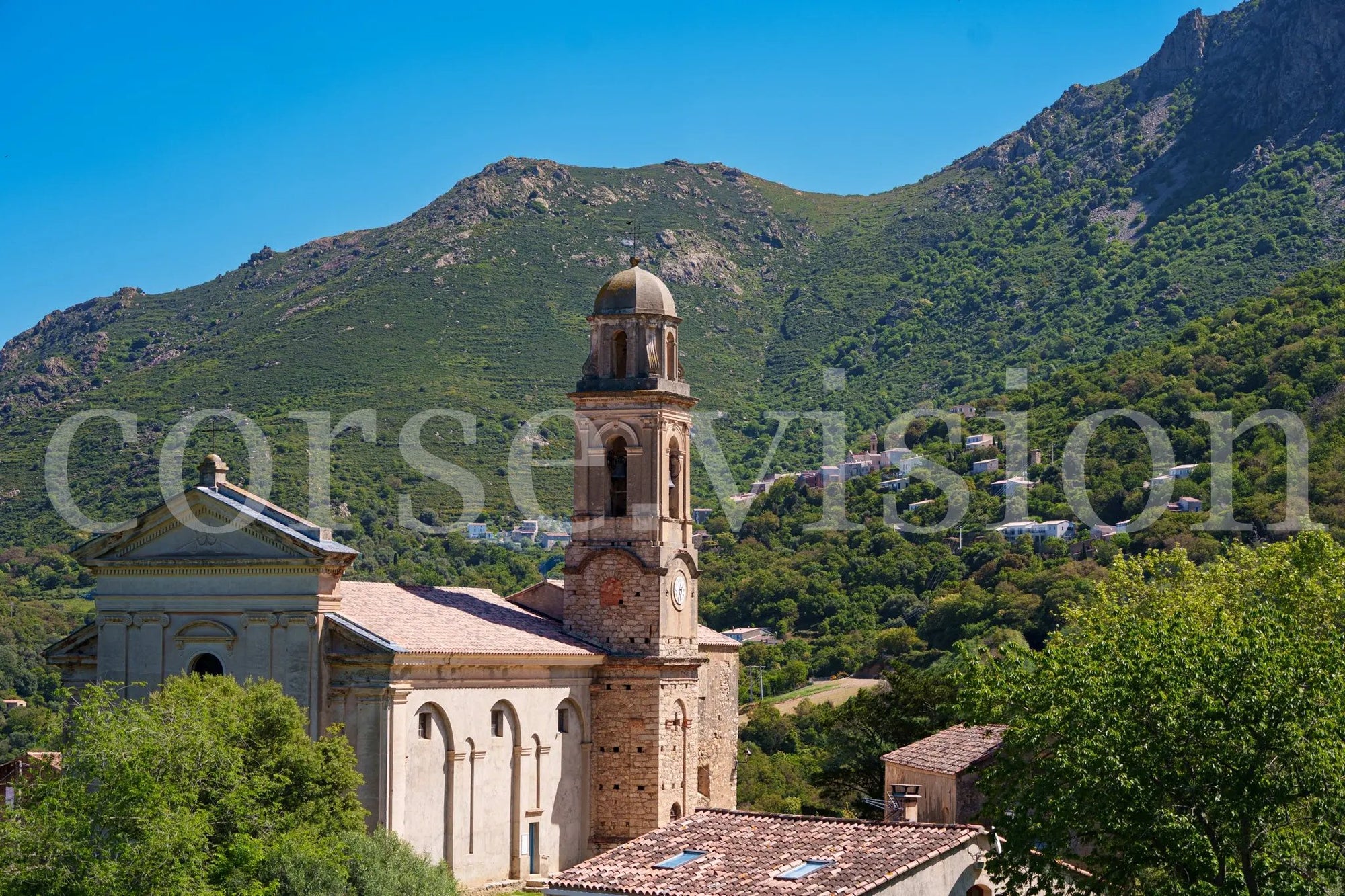 Photo d’Art de Feliceto en Corse – Église et Village Montagnard en HD | Décoration Murale Authentique Ref.28 corsevision